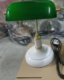 Fábrica al por mayor un retro estándar europeo americano estándar Banco lámpara de mesa blanco pantalla aprendizaje retro lámpara de mesa