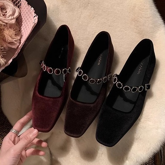 Nuevos zapatos de tacones altos franceses de cabeza cuadrada de invierno de la uva con tacones bajos de camisa Mary Jane.