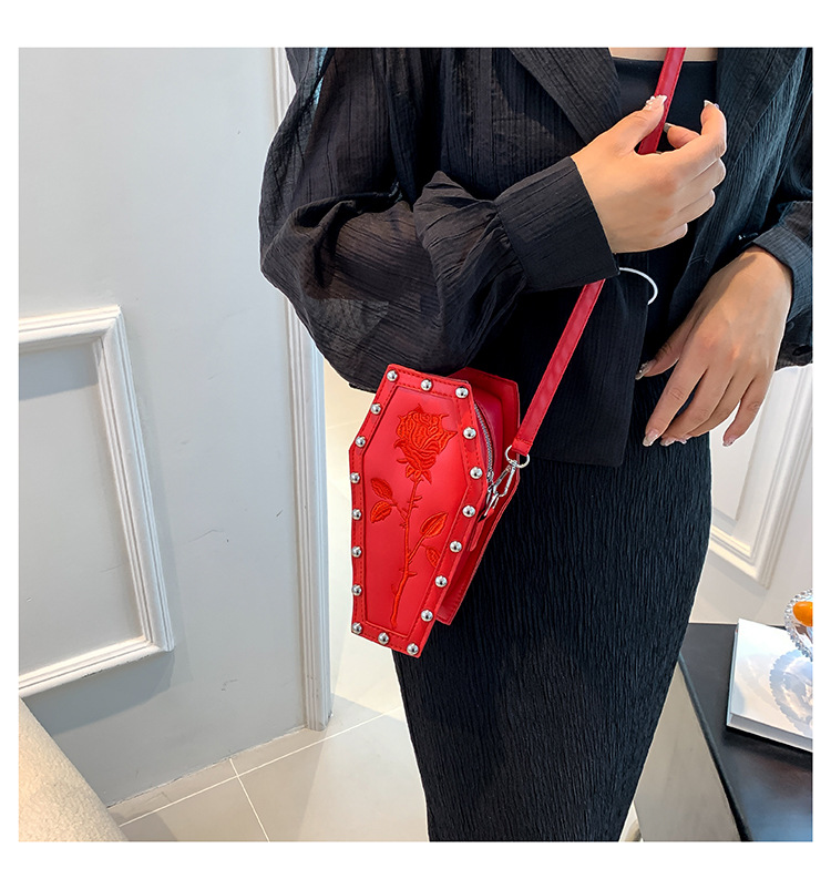 Borsa a tracolla da donna a forma di bara stile gotico nero_voghion.com