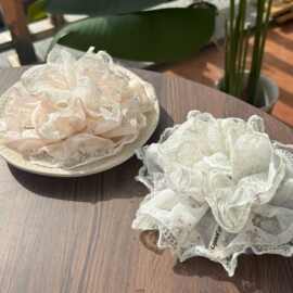 新款春夏多层碎花法式蕾丝花边珍珠布标蝴蝶结大肠发圈清新度假风