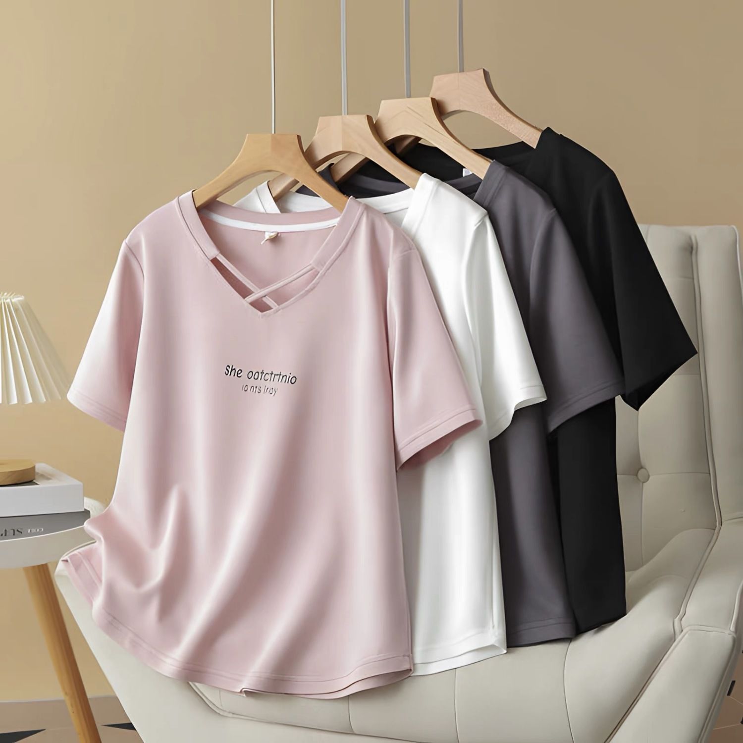 Verano nuevo estilo de gran tamaño, estilo occidental, delgado, suelto y versátil, cuello en V cruzado, estampado de letras, camiseta de manga corta, top de carne para mujer