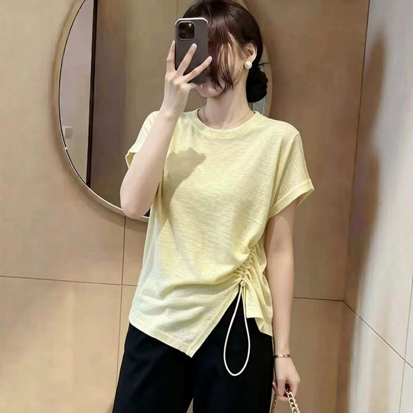 Áo thun nữ tay ngắn thiết kế dây rút không đều, form rộng thoải mái — màu đen chi tiết 4
