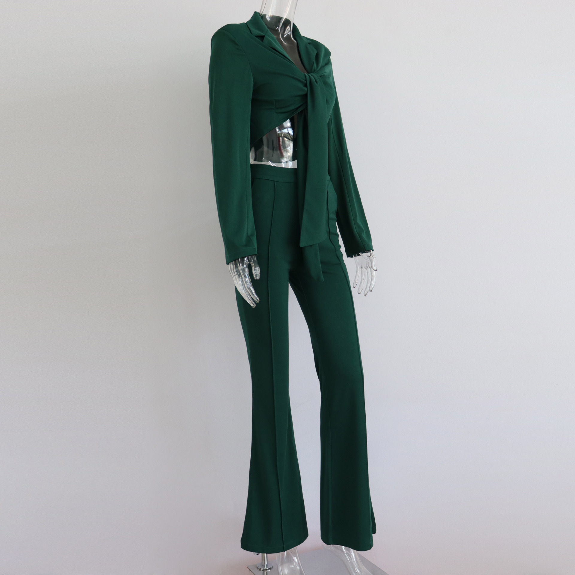 GraceChic – Europäischer und amerikanischer, sexy Schnürblazer mit langen Ärmeln, gepolsterten Schultern und eng anliegender Schlaghose – Frühjahr/Sommer 2024 (Neu)_voghion.com