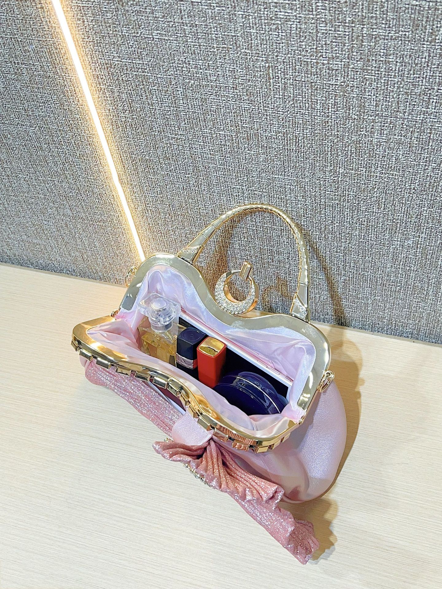 505g Weight Polyester Lining Material Ruched Bag Fashion Element Open Closure Type Single Shoulder Strap Strap Type Handbag Bags Type Casual, Party, Street Occasion Pu Leather Material Bow Knot Pattern All Seasons Season Women's Gender Elegant, Streetwear Style Pillow Shape Shape Small Size Pink Black Gold Pu Leather Bow Knot Ruched Bag Pillow Shape Evening Bags 7