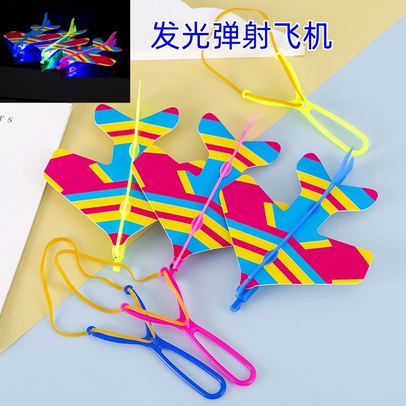 Los puestos del mercado nocturno de Yiwu empujan pequeños productos básicos, los puestos circulares, los regalos para niños de celebridades de Internet, los juguetes luminosos