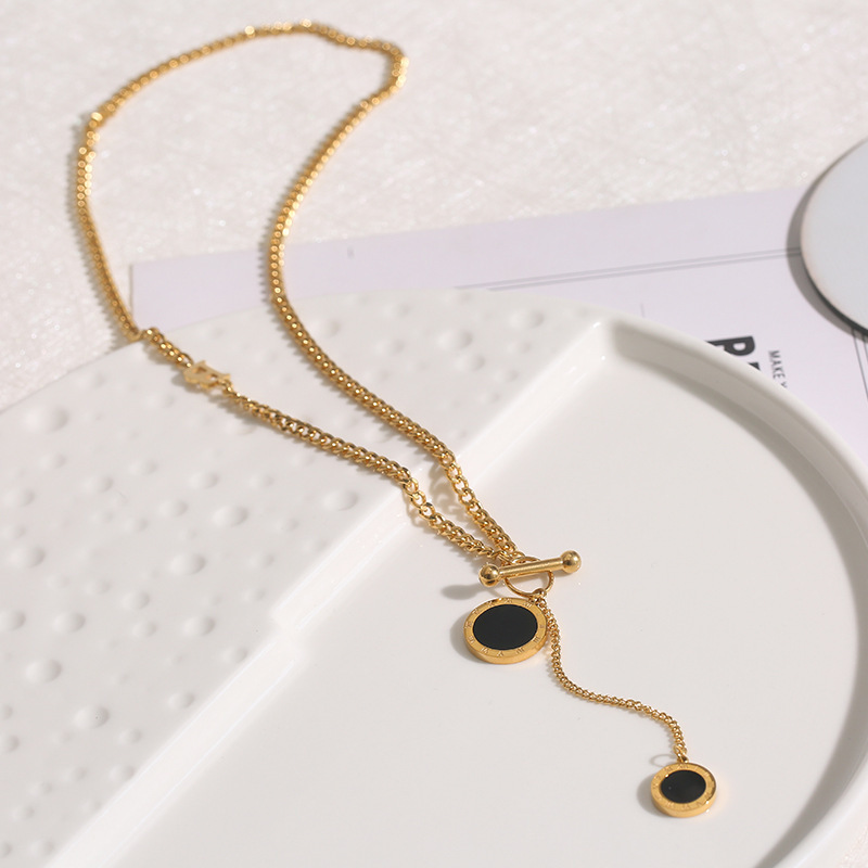 Long collier en acier titane avec chiffres romains pour pull_voghion.com