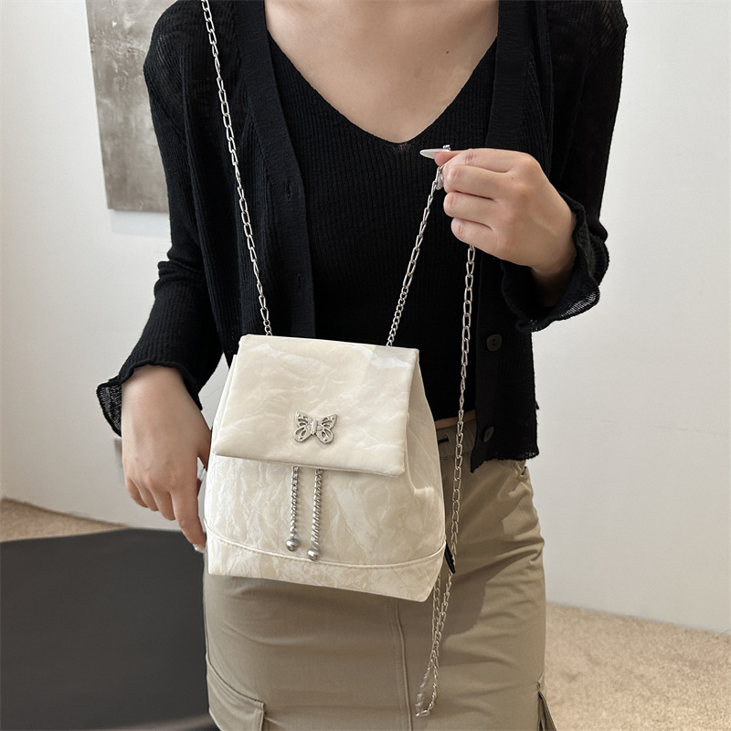 Borso de mariposa hueco de moda 2024 nuevo color sólido simple estilo de cadena de textura extranjera nicho de moda bolso de hombro