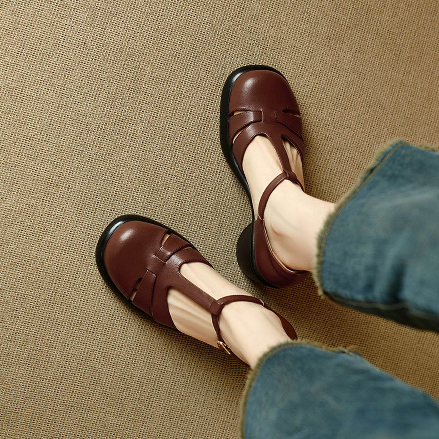 Sandal cao gót nữ mũi kín gót 7.5 cm phong cách vintage quai chữ T — màu nâu