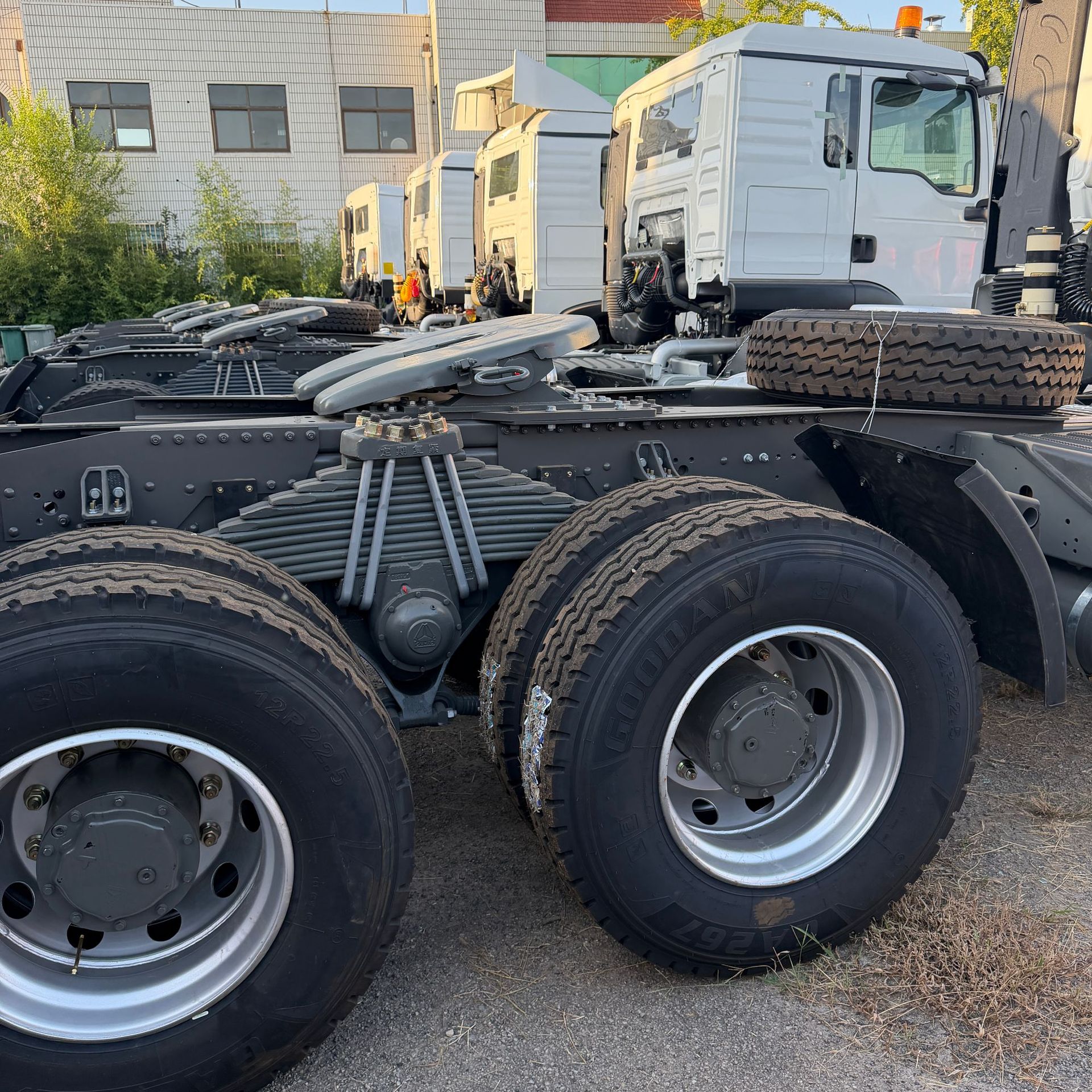 Exporting heavy-duty HOWO TX6X4 tractor head, HOWO tractor, semi-trailer, 440 horsepower towing unit