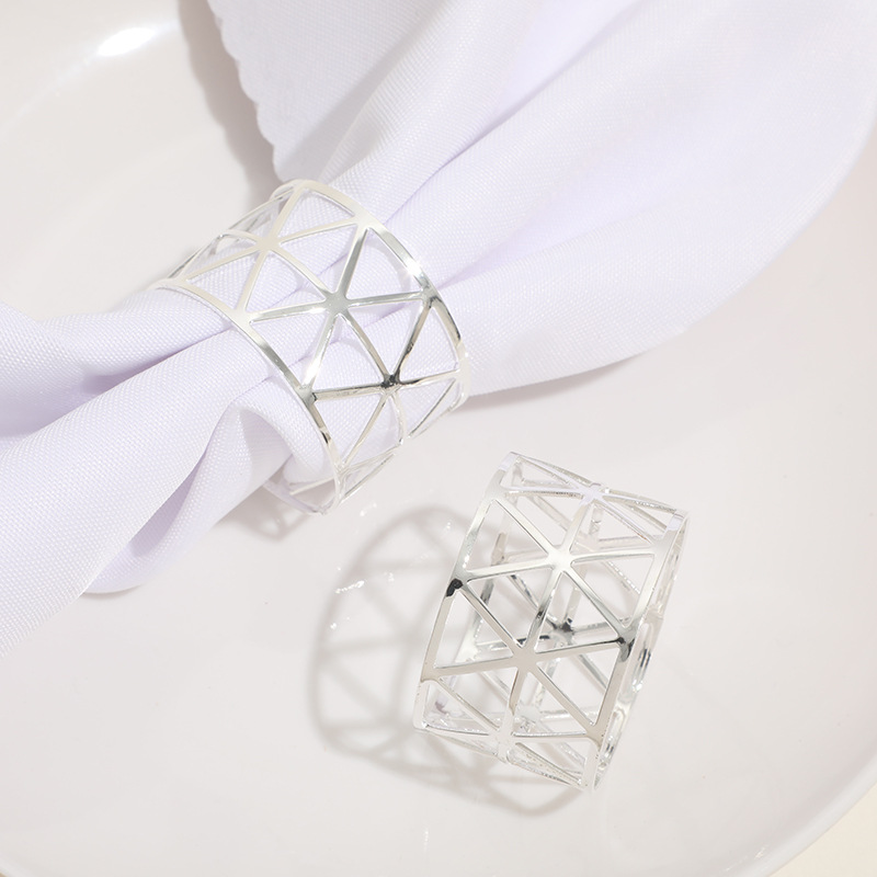 Yiwu fábrica al por mayor de metal hueco triángulo servilleta hebilla Hotel banquete vajilla Mesa servilleta anillo