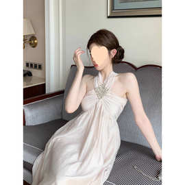 法式纯欲设计感挂脖连衣裙女装夏季2025新款气质露肩镶钻显瘦裙子