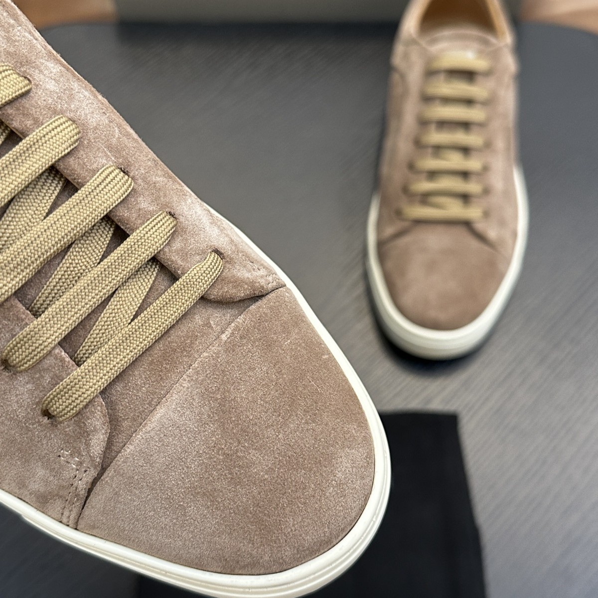 Estación europea de nuevos zapatos de moda de hombre, cordones de cuero, zapatos casuales simples para hombres, etiqueta AM personalizada
