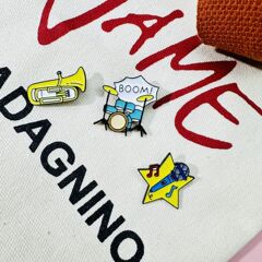 歐美卡通交響樂 打鼓 話筒金屬滴油徽章組合造型白塔配飾胸針