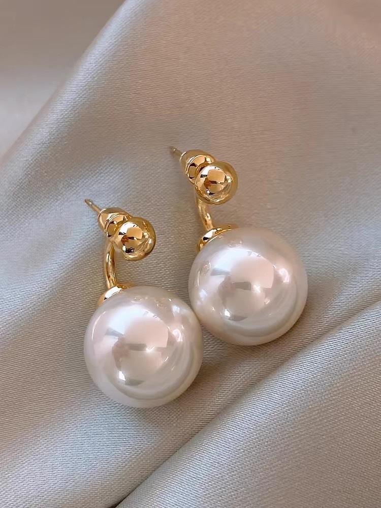 Pendientes de perlas artificiales de mariposa de aguja de plata Pendientes de todo fósforo de nicho retro femenino Pendientes de temperamento de moda Lujo ligero de alta gama