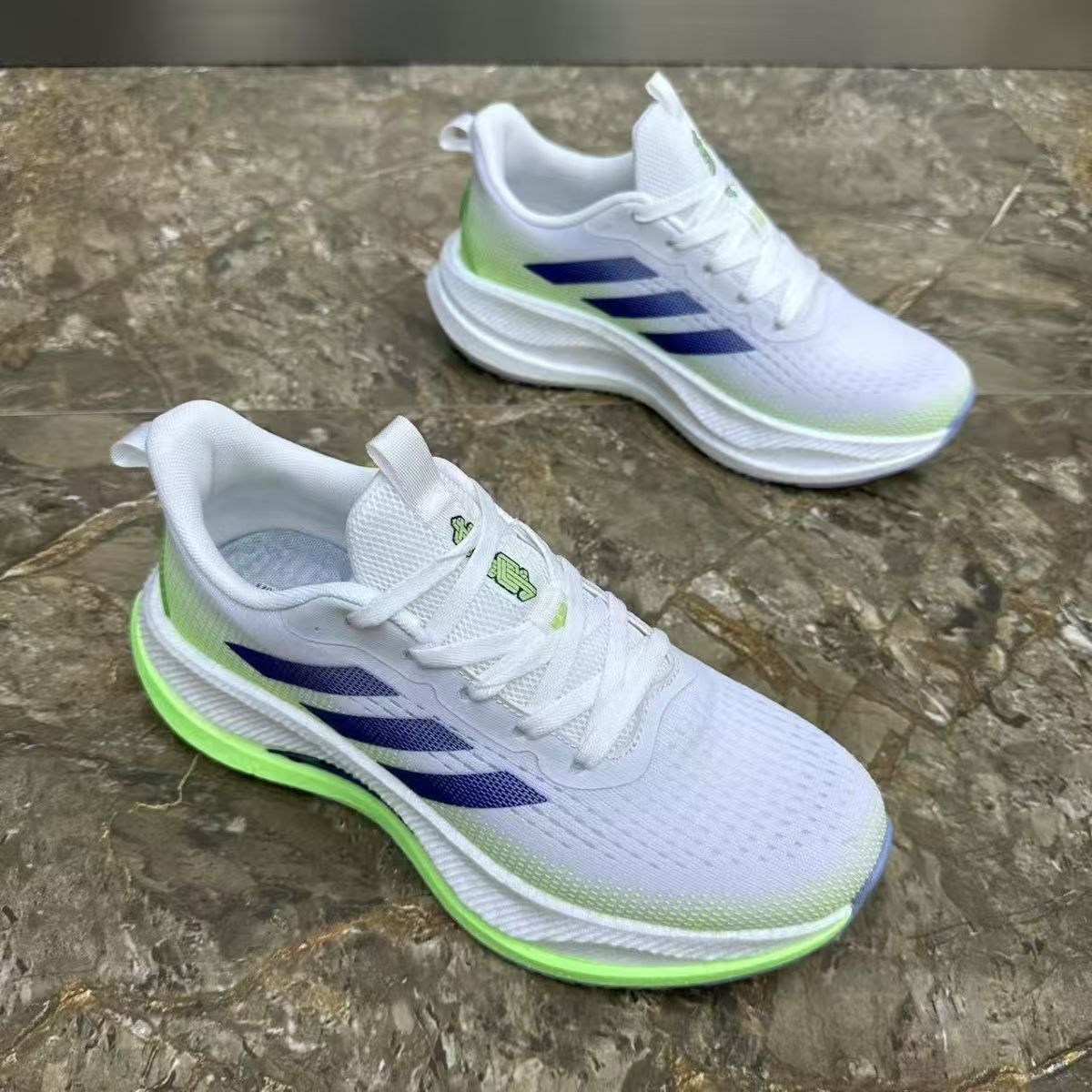 Calzado deportivo de estilo nuevo de verano para hombre Zapatos casuales de suela gruesa de moda juvenil para hombre