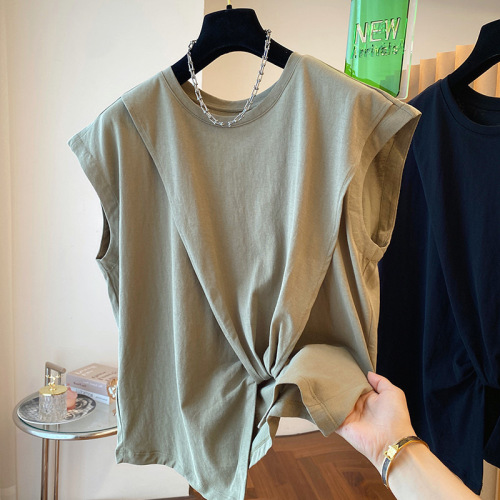 Sleek, niche-design sleeveless T-shirt for women—loose fit, casual style, effortlessly versatile, with an elegant, offbeat twisted fly-pleat design on the sleeves.