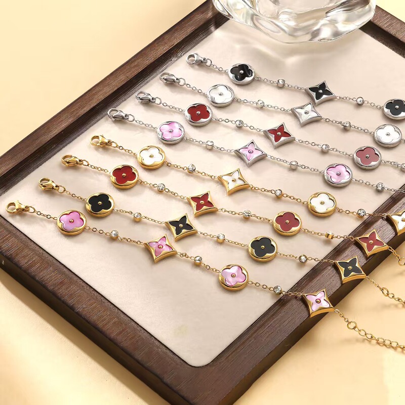 European and American Hot-Selling Versatile 13mm Four-Leaf Clover Four-Flower Bracelet Mother-Of-Pearl Vacuum Electroplating 18K Hand Jewelry Factory Wholesale European and American Hot-Selling Versatile 13mm Four-Leaf Clover Four-Flower Bracelet Mother-Of-Pearl Vacuum Electroplating 18K Hand Jewelry Factory Wholesale