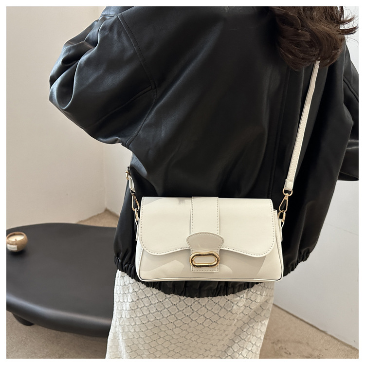 A casual and stylish small bag for women, a new 2024 fashion single-shoulder underarm bag, a retro and fashionable commuting crossbody small square bag undefined