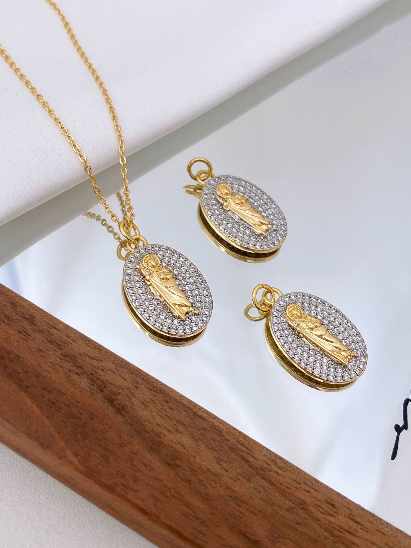 All Seasons Season 1 Piece 13.9*22.2mm Copper Zircon 18K Gold Plated Oval Our Lady Of Guadalupe Pendant Chain