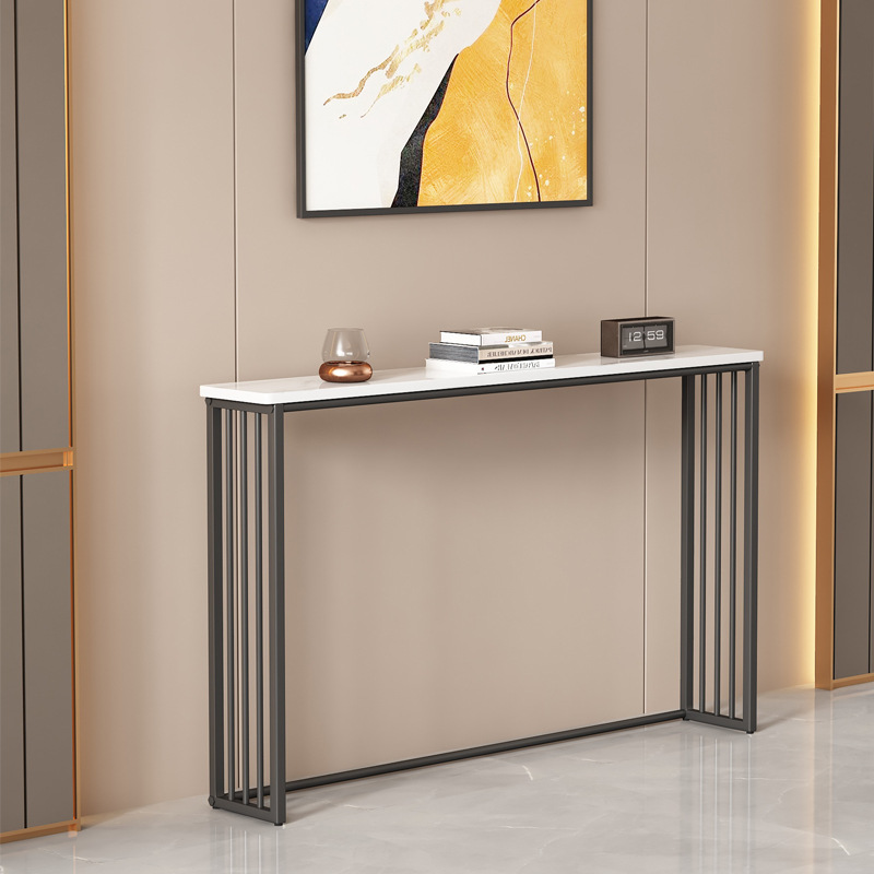 金色の壁に寄りかかった狭い棚ソファーの後ろの棚が床に落ちた多層のベッドの棚の暖かい棚の長い棚