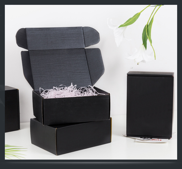 Caja rectangular extra resistente para ropa de mujer, laminada e impermeable, con impresión a color para logística y envío exprés.