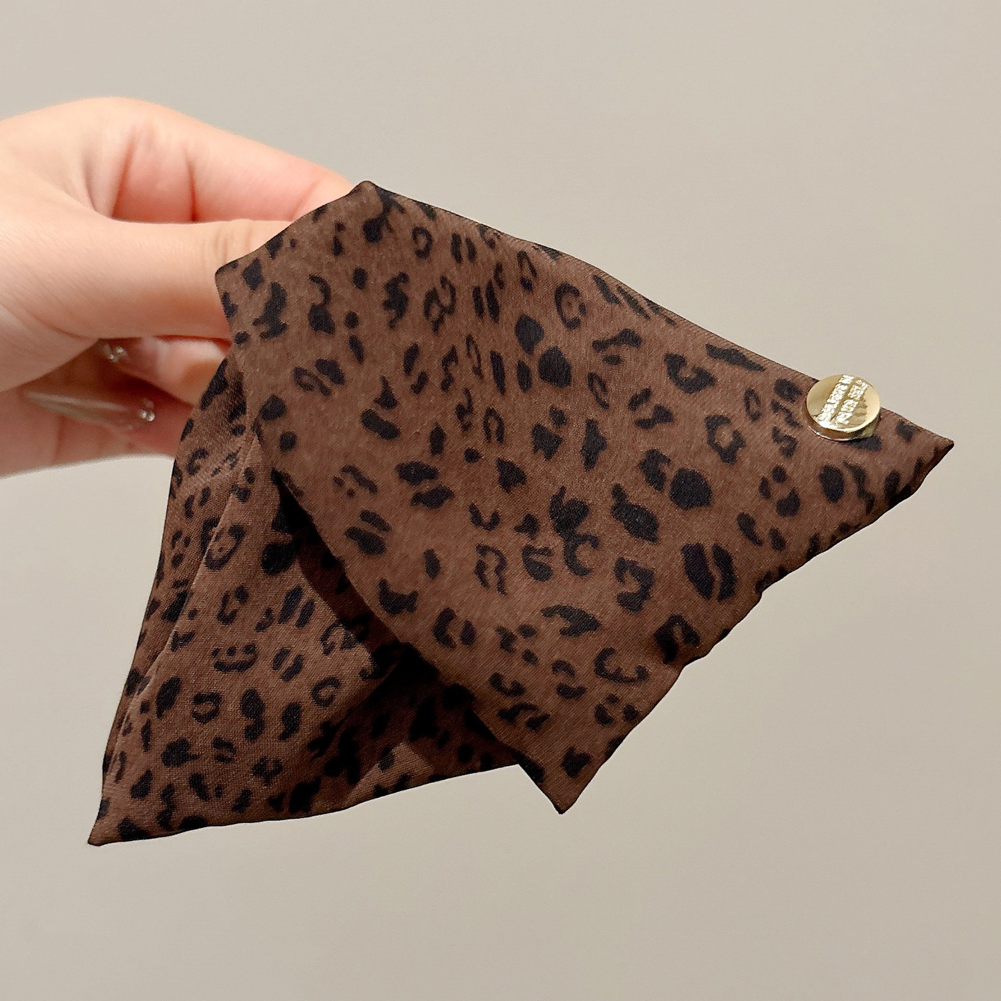 Elegante retrógrado leopardo triángulo clip de agarre mujer 2025 nuevo clip de cabello de cabeza de tiburón clip de cabello adornamiento para el cabello