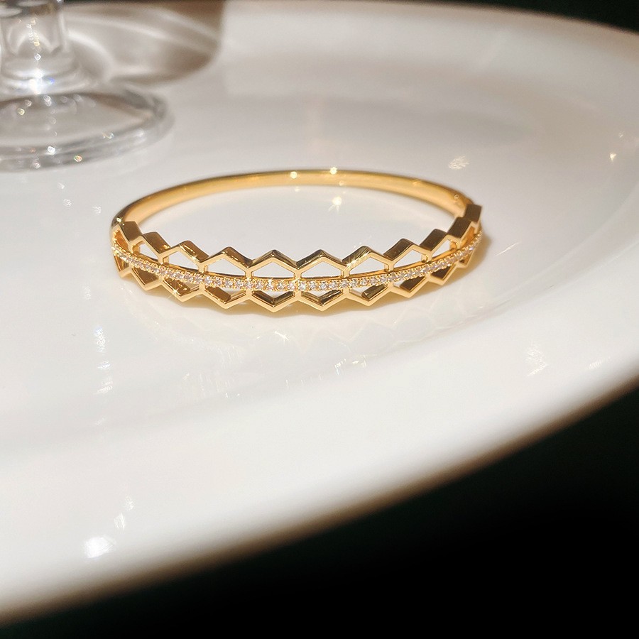 Pulsera Abierta con Letras Incrustadas de Diamantes y Baño de Oro Real, Pulsera Versátil de Nicho, Nuevo Modelo 2026, Joyería de Lujo Ligero de Alta Gama para Mujer