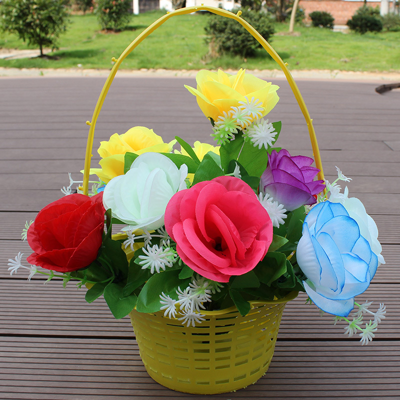 Sweeping the tombs simulated flowers rose baskets on Qingming…