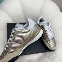 小香家25新款CC菱格小牛皮电绣平底休闲德训鞋