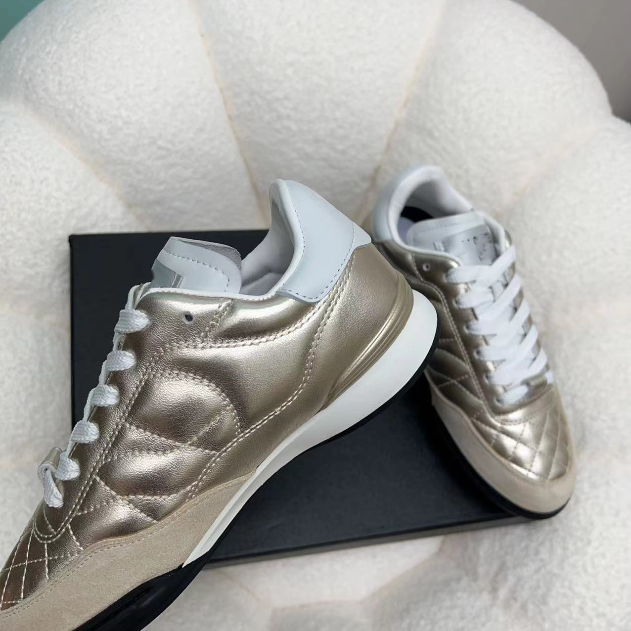 小香家25新款CC菱格小牛皮电绣平底休闲德训鞋