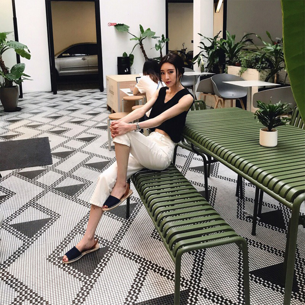 Modern minimalist casual courtyard outdoor table and chair milk tea shop coffee shop wrought iron outdoor open-air table and chair set combination