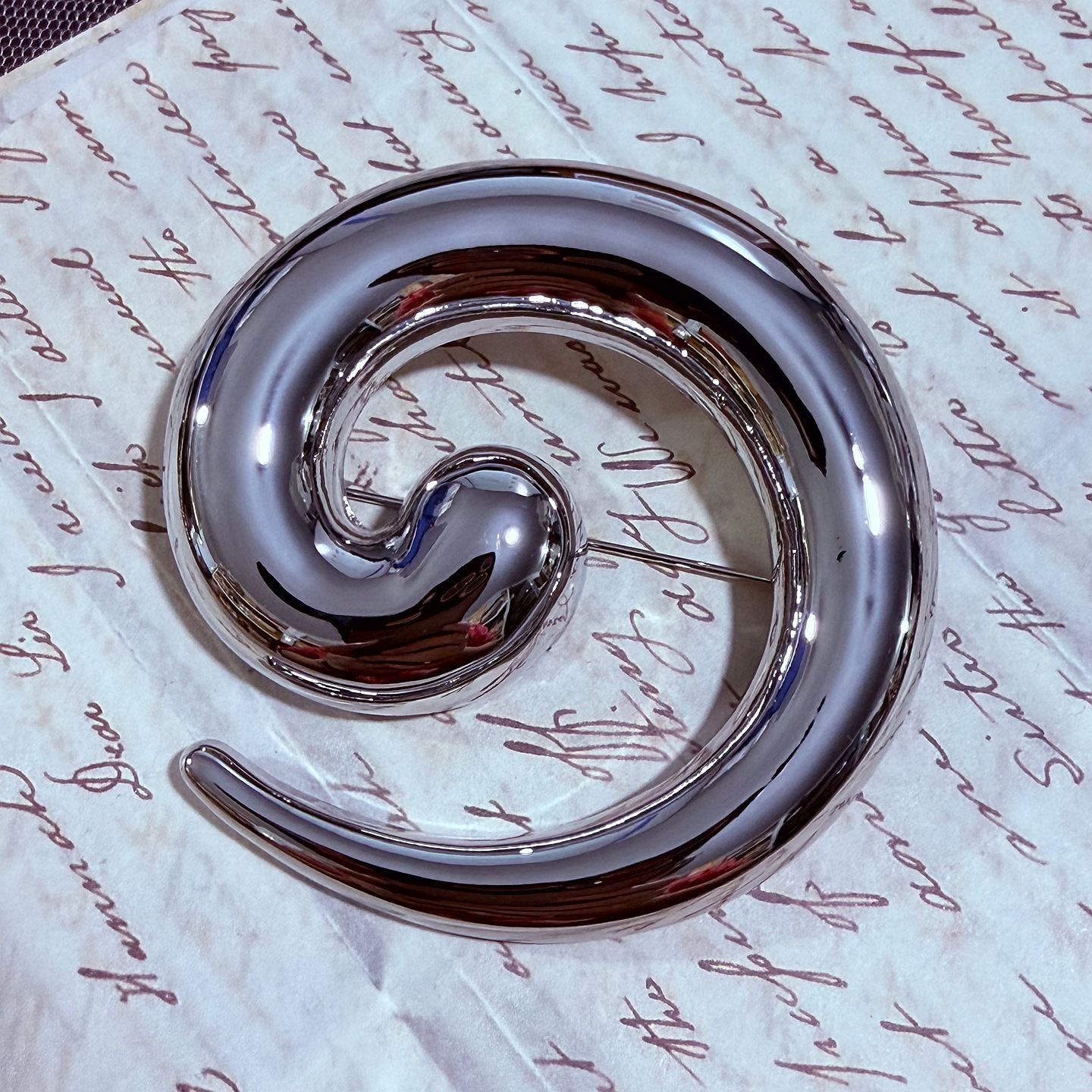 Spilla a spirale in metallo vintage spilletta texture creativa_voghion.com