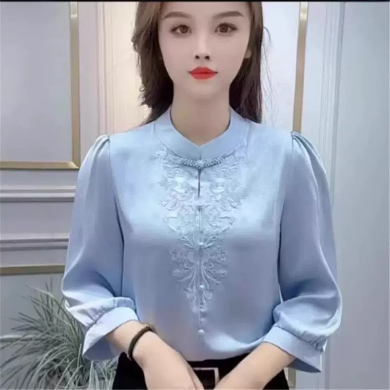 Прямая трансляция, горячий стиль, лето 2025, новый стиль, новая рубашка на пуговицах в китайском стиле, однотонная рубашка с воротником-стойкой и вышивкой для женщин