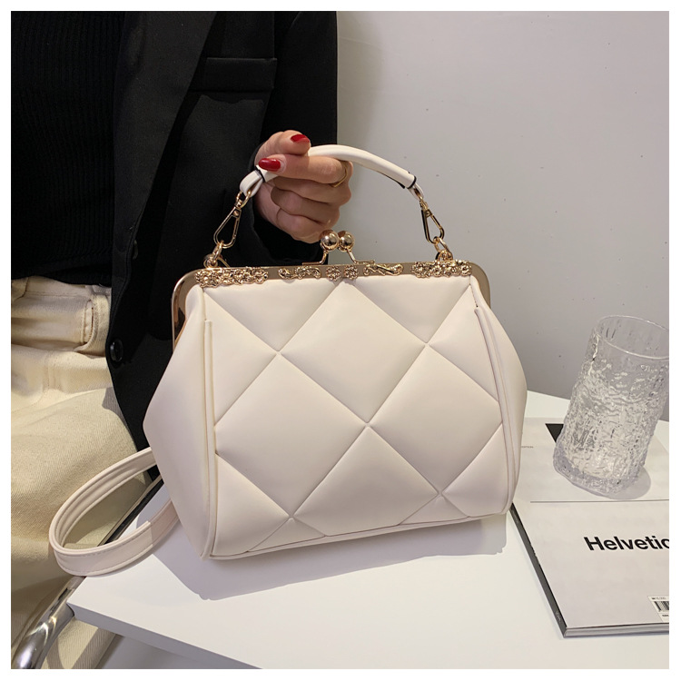 New Fashion Rhombus Embossed One-shoulder Diagonal Clip Bag Wholesale Nihaojewelry display picture 22