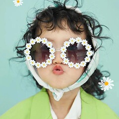 新商品の小さいデイジーの子供のサングラスのかわいい赤ちゃんの満1歳は撮影して紫外線のビーチの鏡の花のサングラスを防ぎます。