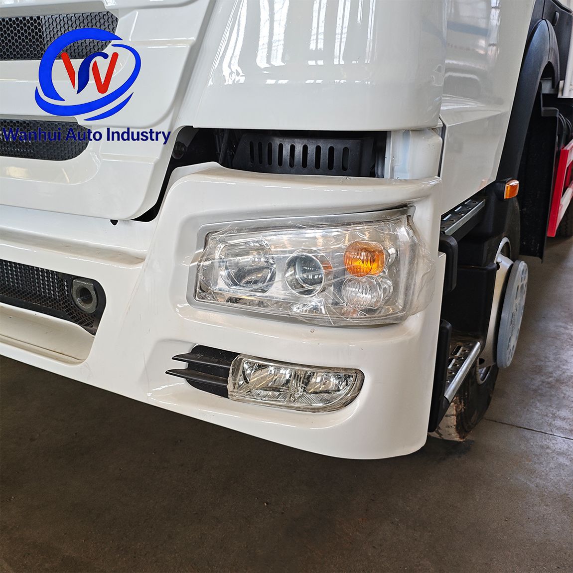 Cross-border HOWO dump truck with right and left-hand drive cabs, 371-375 horsepower long-distance logistics tractor