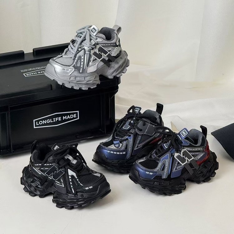 儿童运动鞋2025秋季新款男童透气轮胎底跑步鞋女童时尚网面老爹鞋