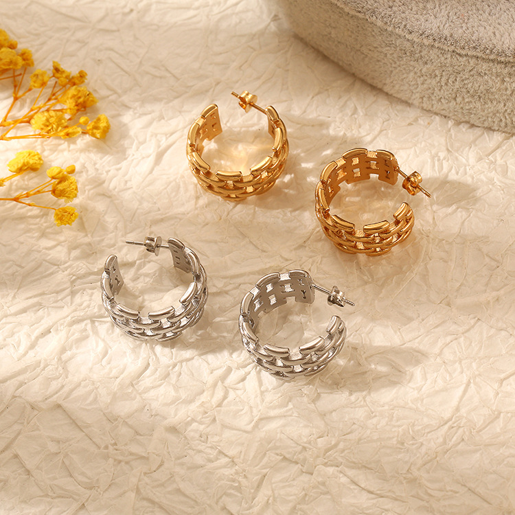 Europeo y americano de cercanías todo partido cadena de la torsión de la bobina tejida círculo pendientes elegantes 18K pendientes de oro femenino ins alto sentido