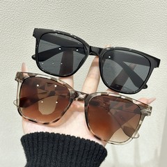 新型の経典の円枠のサングラスの男女の潮の六防紫外線の日焼け止めネットの赤いサングラスは国境を越えてよく売れています。