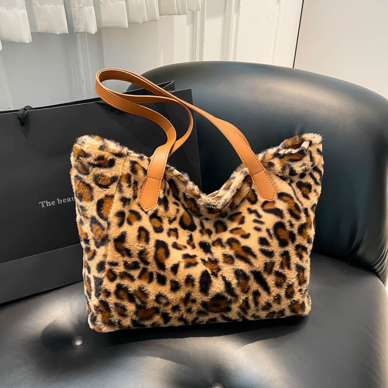 Bolsa de mano de estilo leopardo 2024 nueva tela de peluche de gran capacidad de textura brazo bolso de hombro de moda perezosa