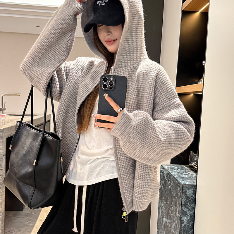 Thickened hooded sweater for women, perfect for autumn and winter, featuring a relaxed fit, zipper closure, solid color, simple design, and versatile for everyday casual wear Thickened hooded sweater for women, perfect for autumn and winter, featuring a relaxed fit, zipper closure, solid color, simple design, and versatile for everyday casual wear