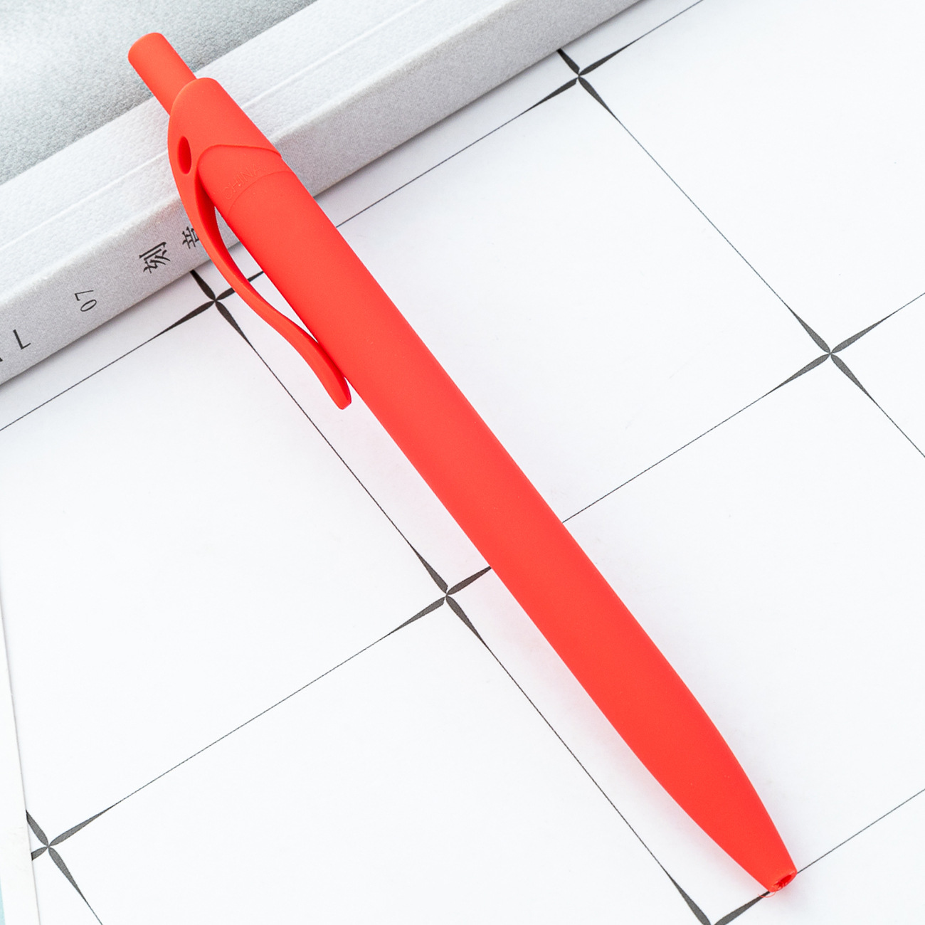 Bolígrafo de plástico multicolor se puede imprimir logotipo de escritorio de oficina bolígrafo de hotel promocional publicidad bolígrafo de regalo