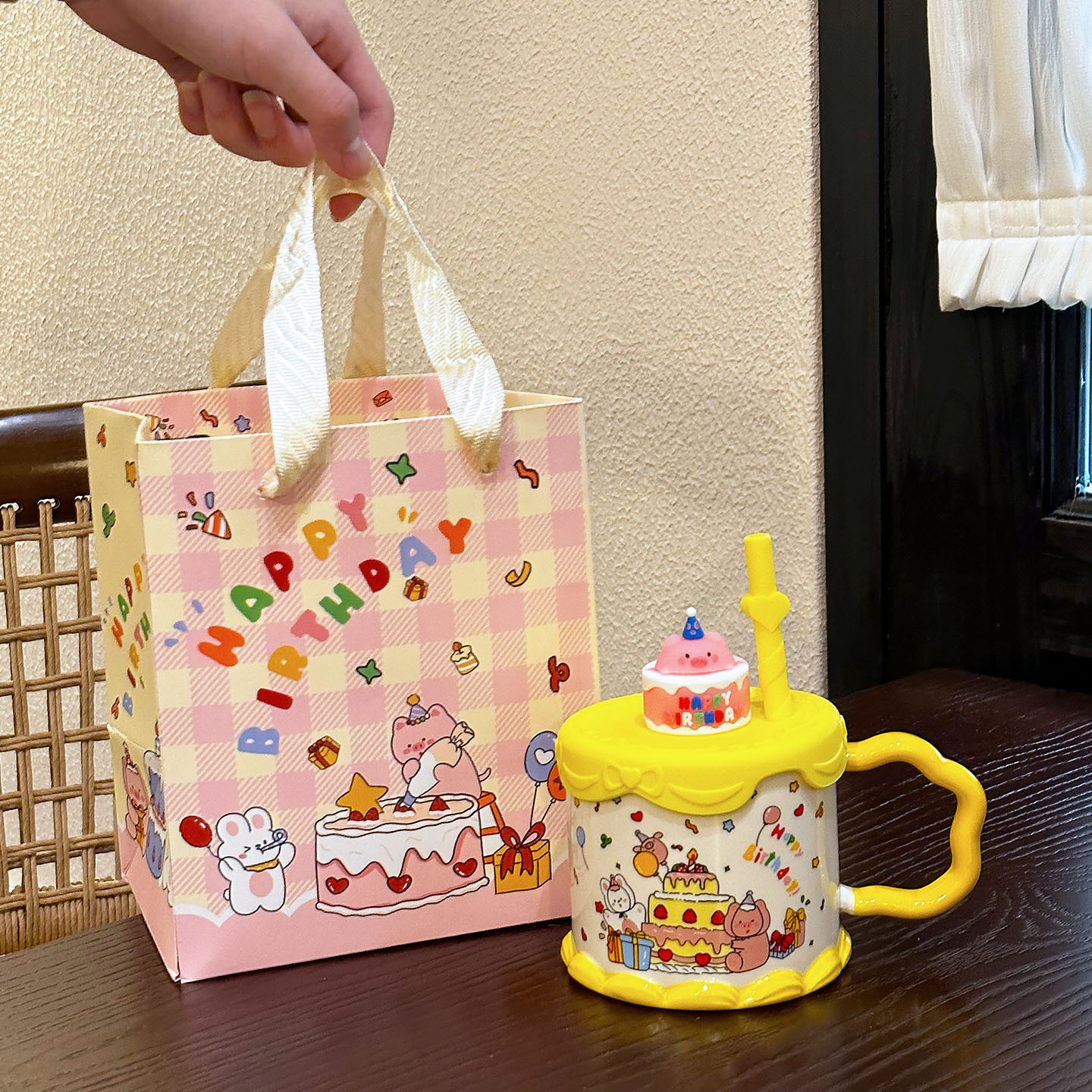 Bonita tarta de cumpleaños de dibujos animados marca taza de agua potable casera taza de paja de oficina de alta cara de taza de cerámica para niñas