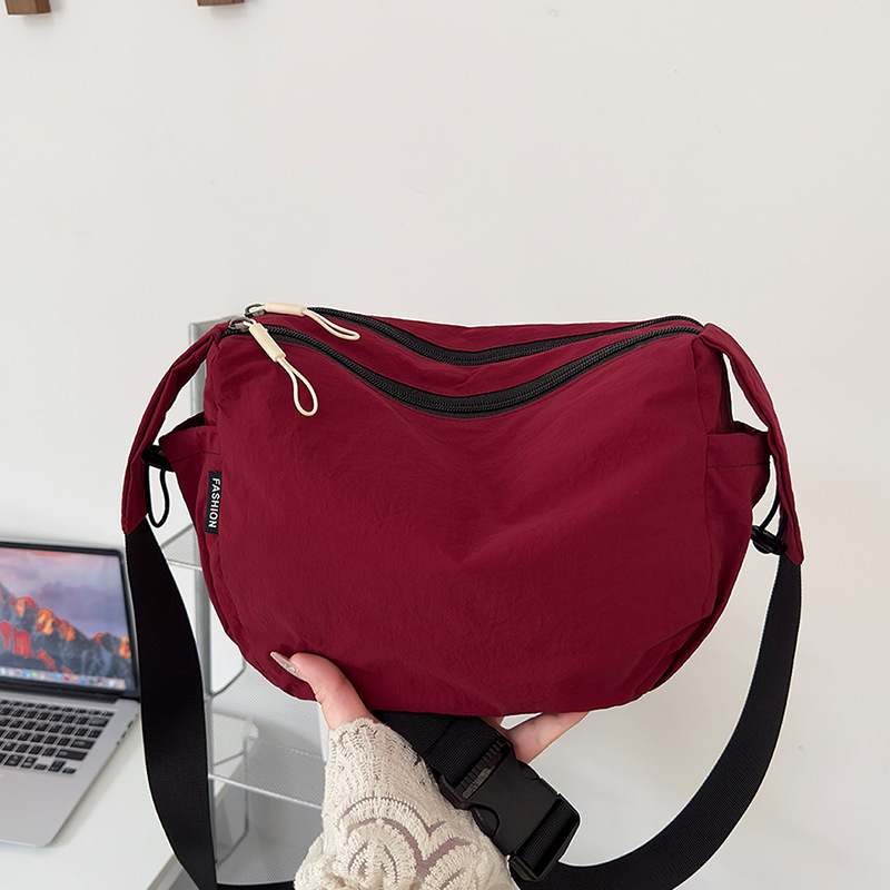 Bolso de lona popular de este año 2025 verano nuevo bolso femenino bolso de hombro de nailon impermeable bolso de mensajero deportivo de ocio