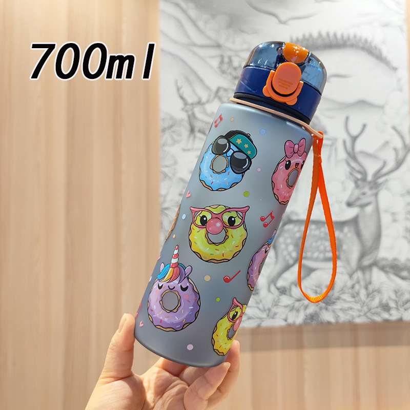 Nuevo patrón de dibujos animados taza de plástico esmerilado conveniente portátil taza de agua de donut cerradura tapa rebote taza de mochila de bebida directa