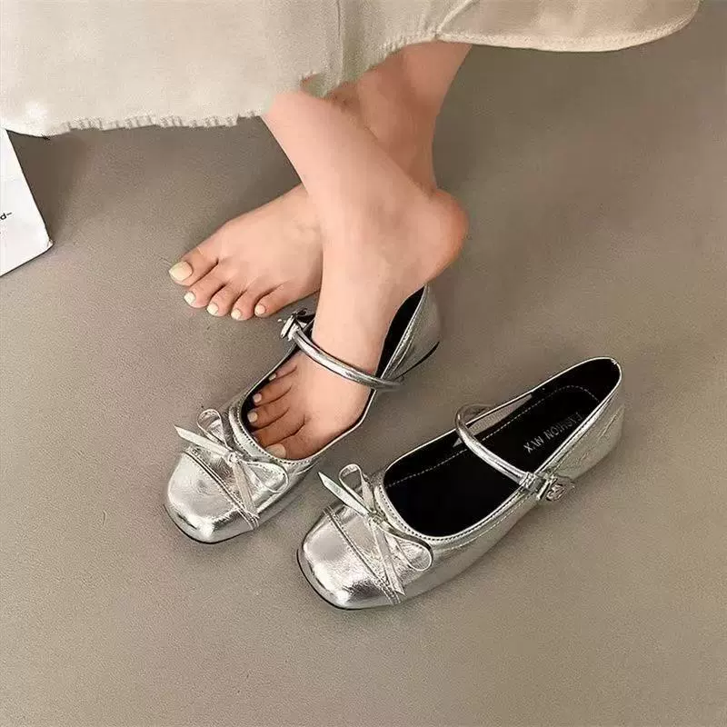 Новые летние балетки 2025 года, серебряные, с балетными юбками, женские туфли Мэри Джейн с неглубоким вырезом и круглым носком.
