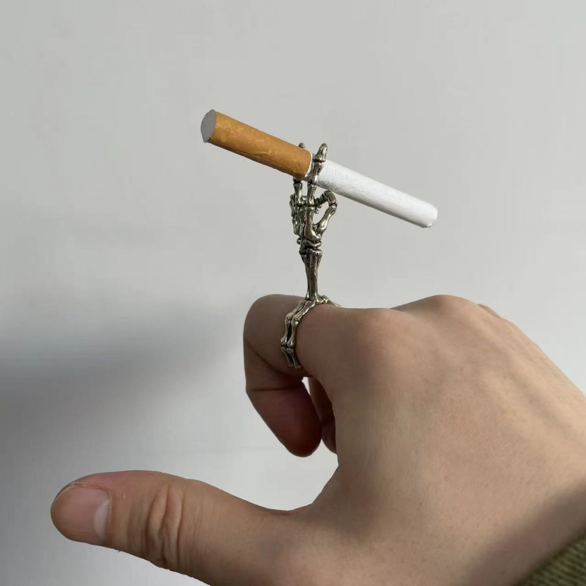 爆款时尚烟架戒指粗烟男女式抽烟指环方便打游戏骷髅图案抽烟神器