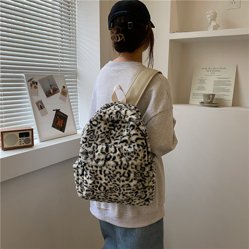 Mochila de moda estampado de leopardo bolsa de felpa para mujer 2022 invierno nuevo simple estudiante mochila para mujer