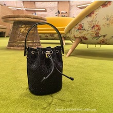 工厂直销2025新款TB迷你烫钻抽绳水桶包时尚单肩斜挎包手提包袋女