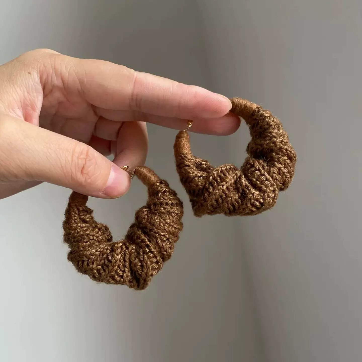 2025年新款秋冬复古美拉德棕色针织毛线耳圈圆圈耳环女氛围感耳饰